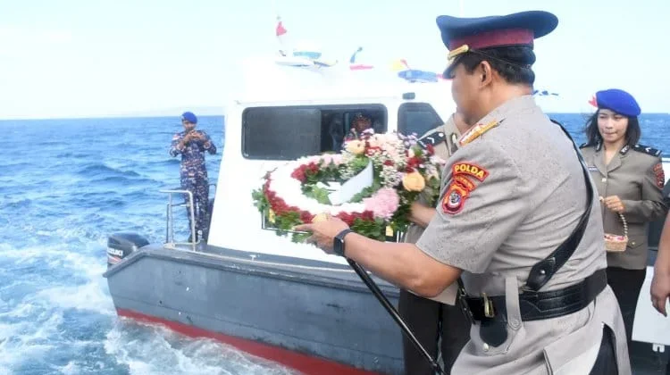 Polda NTT Tabur Bunga di Perairan Bolok Peringati Bhayangkara Ke-80