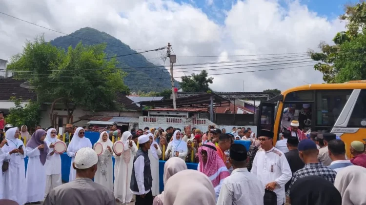 Tangis Bahagia Warnai Kepulangan 27 Jemaah Haji Asal Ende