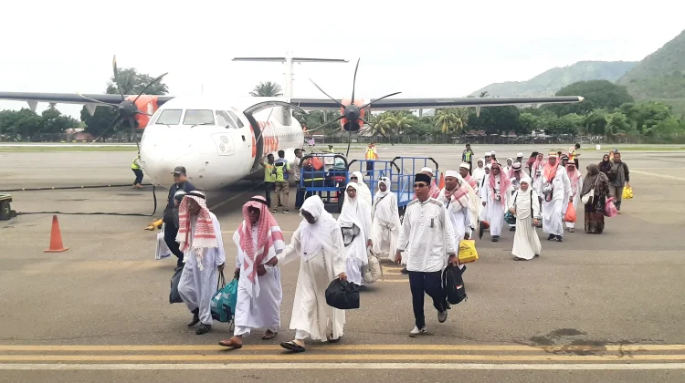 27 Jemaah Haji Ende Tiba dengan Selamat, Keluarga Padati Bandara