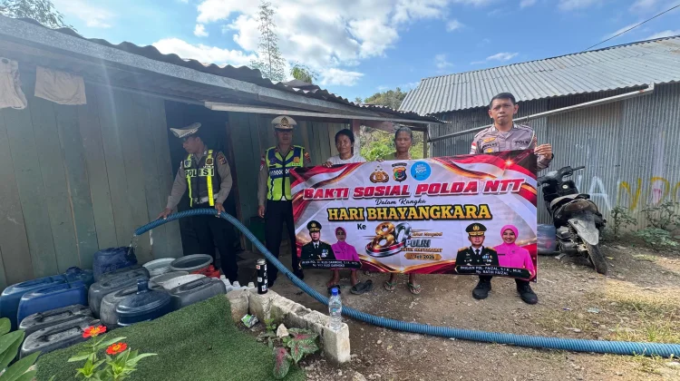 Sambut Hari Bhayangkara ke-80, Satlantas Polres Mabar Bagikan 5.000 Liter Air Bersih