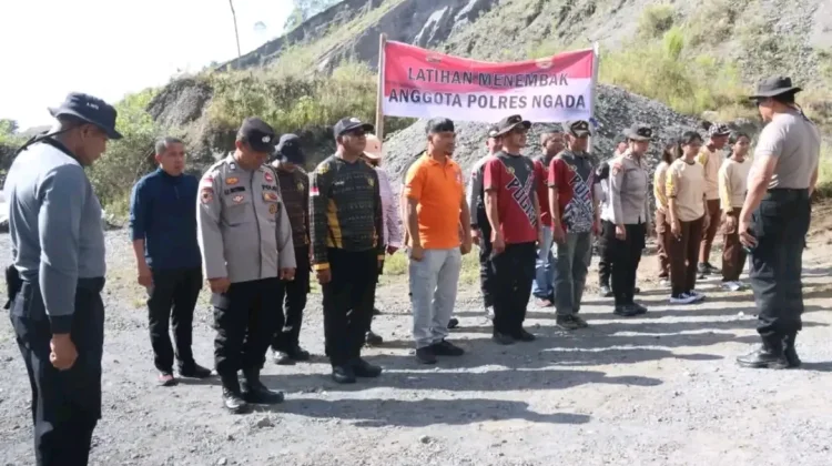 Polres Ngada Asah Kemampuan Menembak Personel