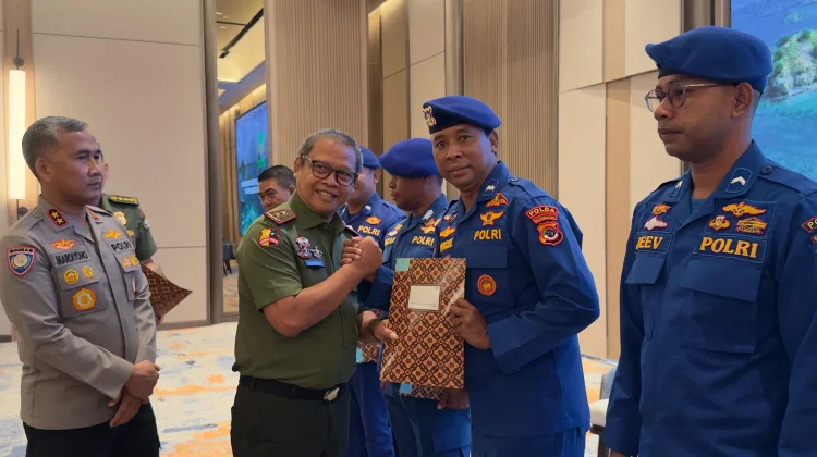 Jaga Kelestarian TN Komodo, 12 Personel Polri Raih Penghargaan di Labuan Bajo