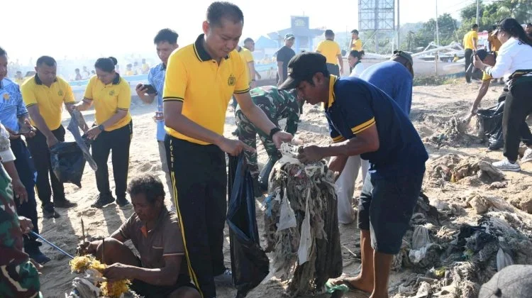 Apel Akbar Bersih Pantai Warnai HUT Bhayangkara ke-80, Polda NTT Libatkan Warga