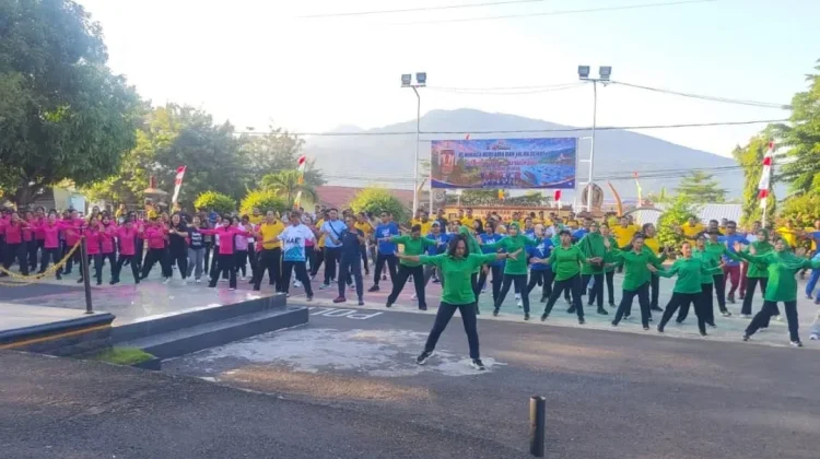Jalan Sehat Hari Bhayangkara di Flores Timur Perkuat Soliditas TNI-Polri