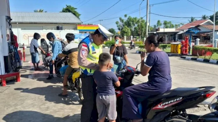 Polres Sikka Sosialisasikan Pajak Kendaraan di SPBU Waipare