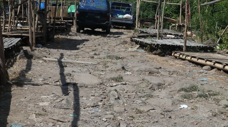 Jalan Rusak Hambat Aktivitas Pedagang Pasar Detusoko