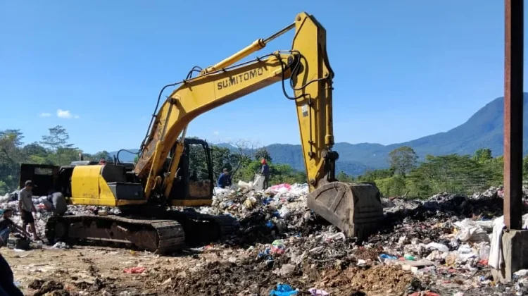 Pemkab Manggarai Kerahkan Alat Berat Bersihkan Tumpukan Sampah di TPA Ncolang