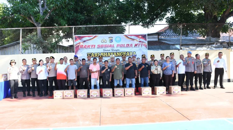 Kapolda NTT Salurkan 100 Paket Sembako untuk Warga