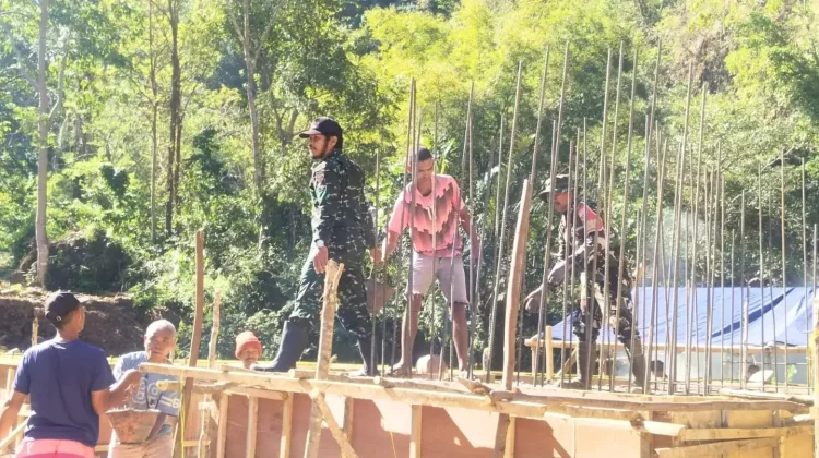 Sinergi Babinsa Lembor dan Warga Bangun Jembatan Gantung Penghubung Dua Desa