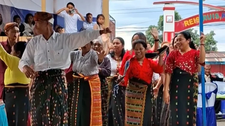 Warga Pitak Manggarai Rayakan Pemberkatan Mbaru Gendang dengan Penuh Sukacita