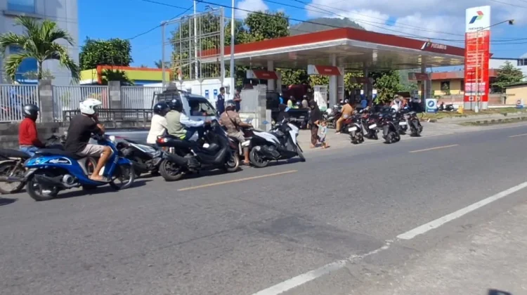 SPBU Gatsu Ende Pastikan Stok BBM Aman meski Antrean Panjang