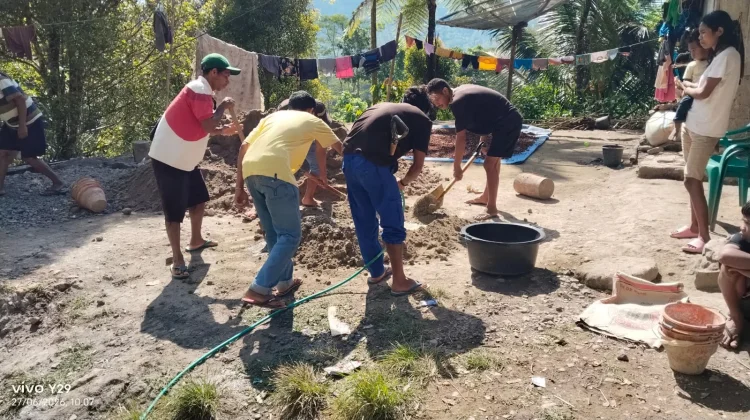 Warga Desa Nenu Gotong Royong Perbaiki Jalan Penghubung Antarwilayah