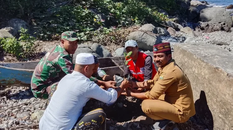Babinsa Bersama Warga Hijaukan Pesisir Desa Terong lewat Penanaman Mangrove