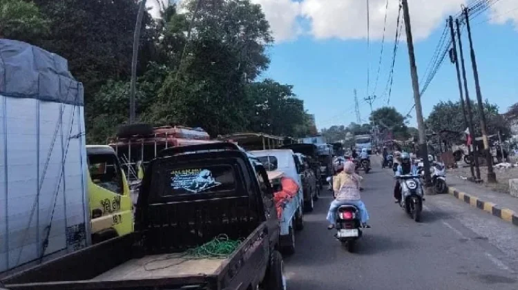 Antrean Panjang BBM Lumpuhkan Aktivitas Pengendara di Ende