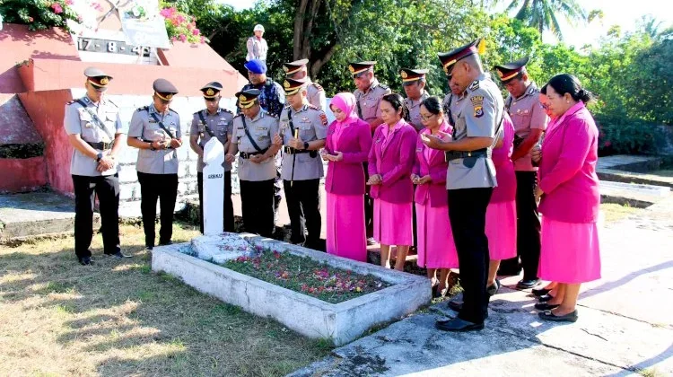 Polres Flotim Ziarah dan Tabur Bunga Sambut Hari Bhayangkara ke-80