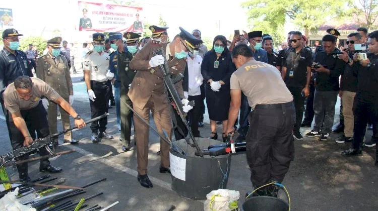 Polres Flores Timur Musnahkan 863 Senjata Rakitan dan Sajam