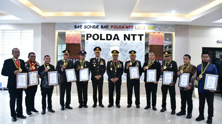 Kapolda NTT Anugerahkan Penghargaan bagi 139 Personel dan Tokoh Berprestasi