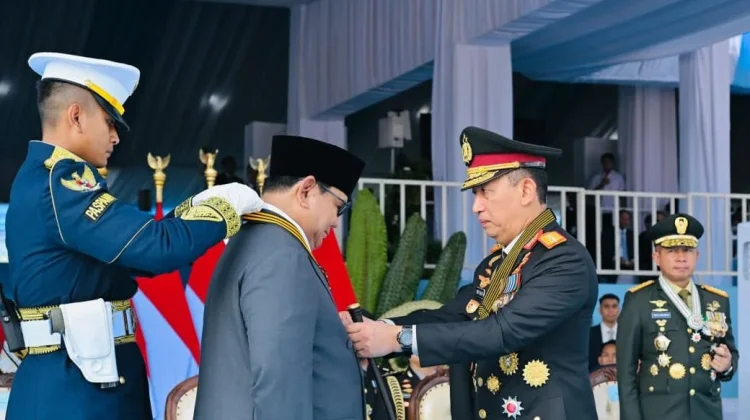 Presiden Prabowo Terima Medali Loka Praja Samrakshana pada HUT Ke-80 Bhayangkara
