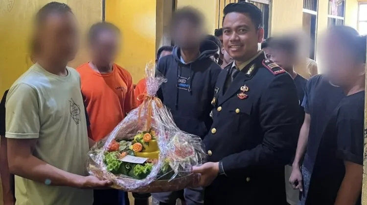 Polres Manggarai Barat Rayakan Hari Bhayangkara ke-80 Bersama Tahanan di Rutan