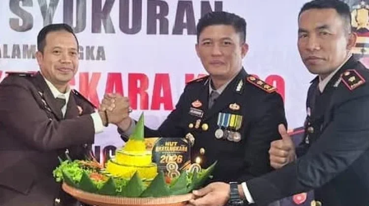 Kejari Manggarai Serahkan Tumpeng di HUT Bhayangkara ke-80 Polres Manggarai