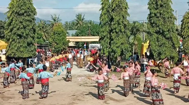 100 Penari Hegong Kreasi Sambut Peserta NYD III di Nita
