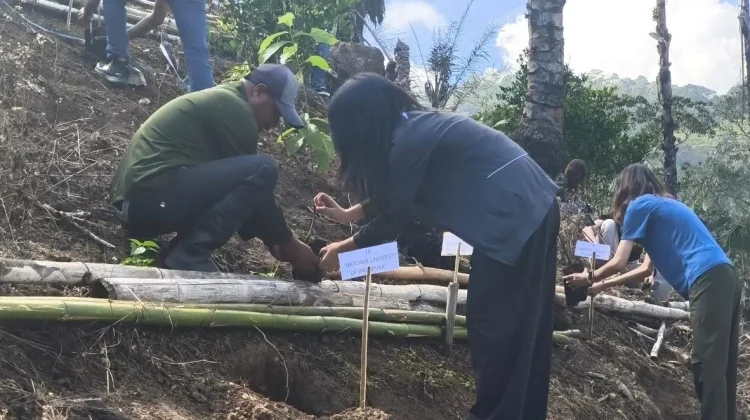 Peserta Program Penghijauan Kagum Alam Moni yang Masih Asri