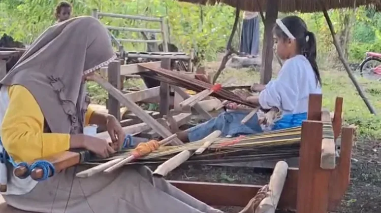 Rumah Tenun Milenial Bangkitkan Minat Generasi Muda Adonara Berkarya