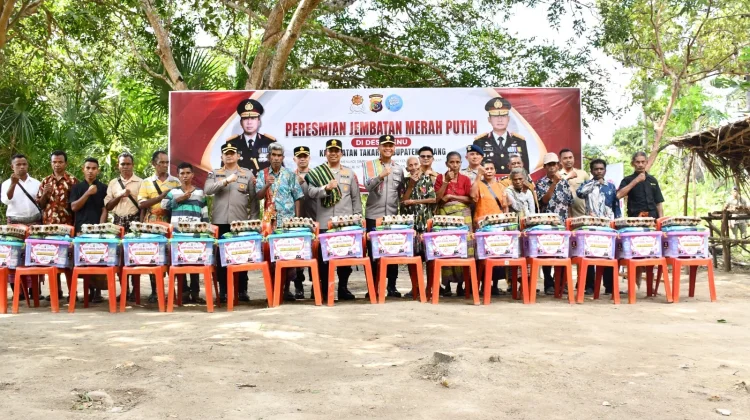 Kapolda NTT Resmikan Jembatan Merah Putih dan Serahkan Bansos kepada Warga Benu