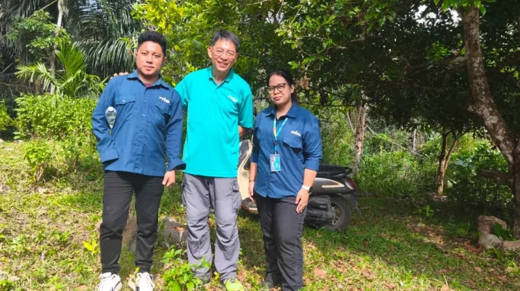 Prof Tan Lai Yong Ajak Wisatawan Menanam Pohon Saat Berkunjung ke Flores