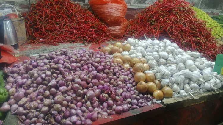 Pasokan Melimpah, Harga Bawang Merah di Pasar Inpres Ruteng Turun Signifikan
