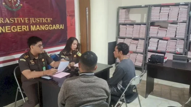 Polsek Reo Limpahkan Tersangka Kasus Pencurian dan Barang Bukti ke Kejari di Reo
