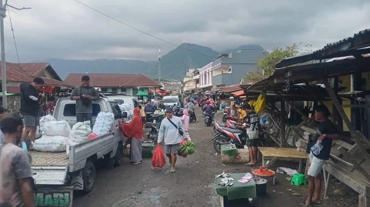 Pasar Mbongawani Kembali Semrawut, Pedagang Berjualan di Sepanjang Badan Jalan