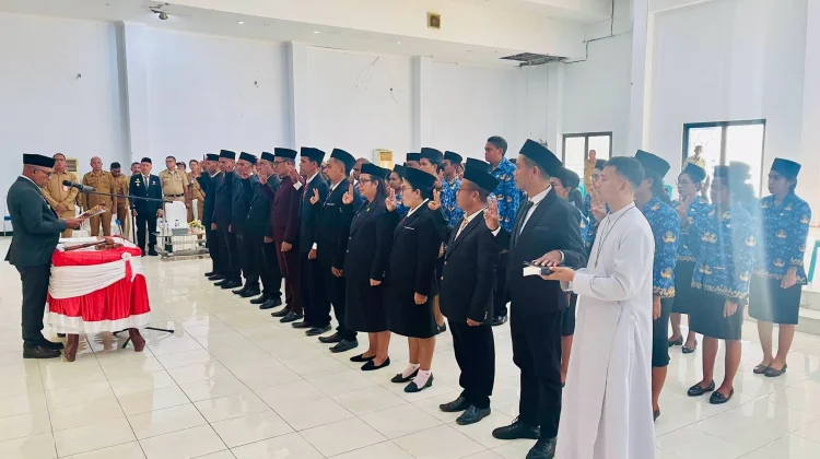 Lantik 13 Kepsek, Bupati Lembata Dorong Peningkatan Mutu Pendidikan
