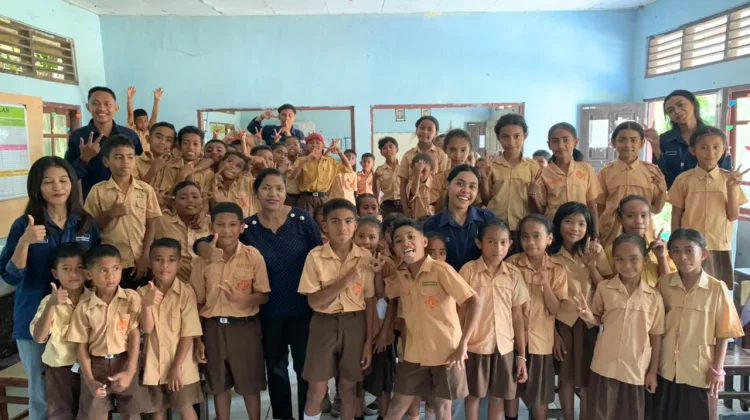 Mahasiswa MBKM FISIP Unwira Edukasi Siswa SDK Puubheto tentang Public Speaking