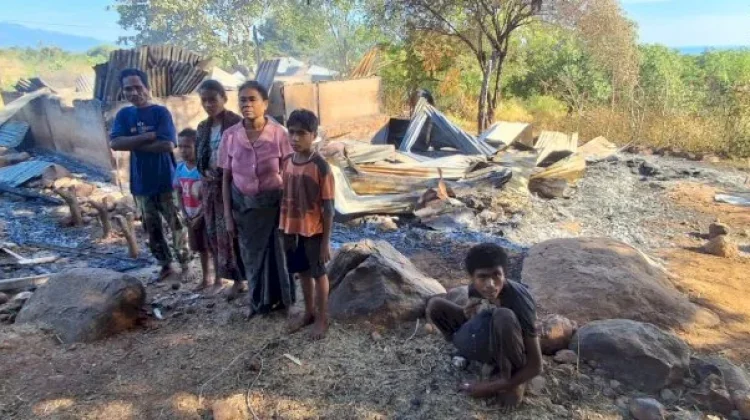Dinsos Sikka Salurkan Bantuan Darurat Korban Kebakaran Rumah