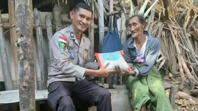 Sidokkes Polres Ngada menyalurkan bantuan sosial kepada warga
