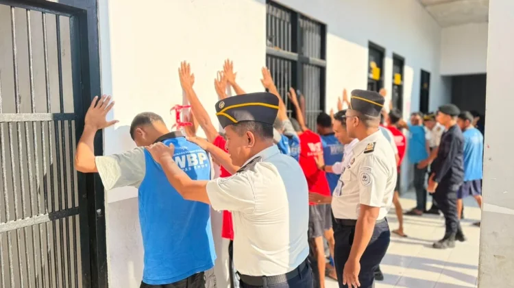 Penggeledahan Rutin Perkuat Deteksi Dini Gangguan Keamanan di Lapas Ende