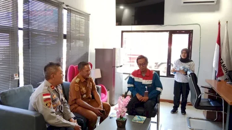 Polsek Reo Turun Tangan Atasi Antrean BBM, Pertamina Pastikan Stok Aman
