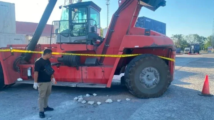 Pekerja Pelabuhan Maumere Tewas Terlindas Reach Stacker saat Bekerja
