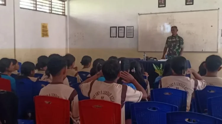 Babinsa Adonara Bekali Pengurus OSIS dengan Disiplin dan Jiwa Kepemimpinan
