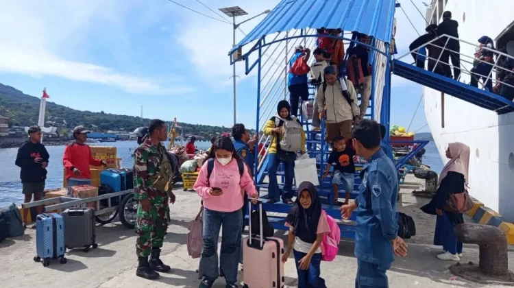 Kedatangan KM Tidar di Pelabuhan Larantuka Berlangsung Aman dan Lancar