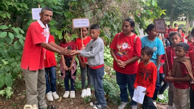 Penyuluh Agama Tanam Ratusan Bibit Bersama Anak Misioner Ende