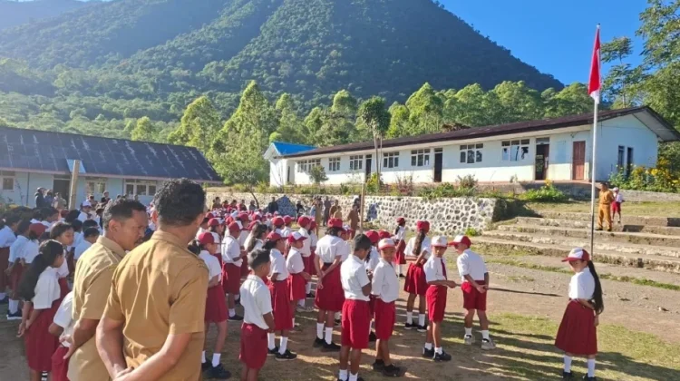 Sejumlah Ayah ASN di Manggarai Antar Anak di Hari Pertama Sekolah