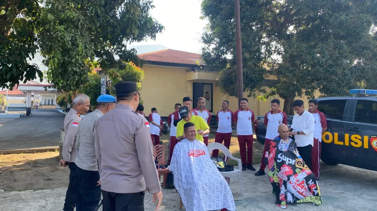 Puluhan Personel Polres Ende Dipangkas Rambut dalam Razia Disiplin