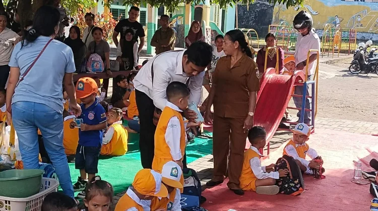 Ayah Antar Anak Warnai Hari Pertama Sekolah TK Negeri Pembina