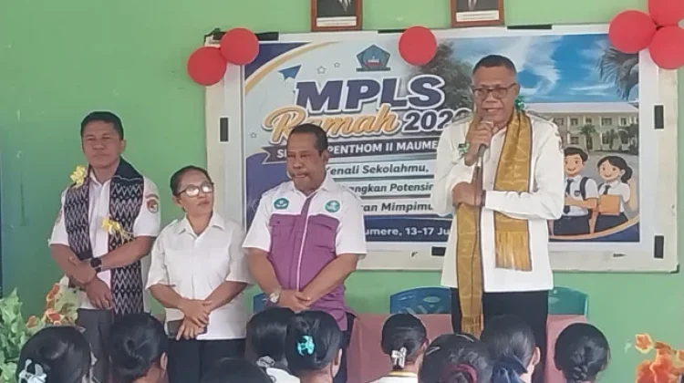 Wabup Sikka Motivasi Siswa saat  Kunjungi Dua Sekolah Yapenthom