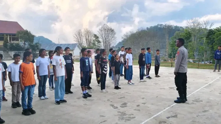 Bhabinkamtibmas Bajawa Latih Disiplin Siswa lewat PBB