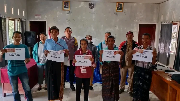 Bhabinkamtibmas Dampingi Penyaluran BLT Dana Desa di Jerebuu