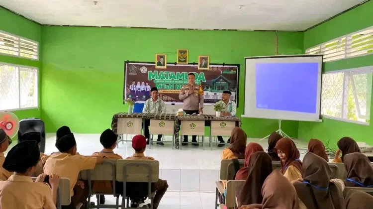 Polsek Riung Edukasi Pelajar tentang Bullying dan Narkoba