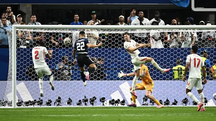 Argentina Menolak Menyerah, Dua Gol Telat Antar Juara Bertahan ke Final